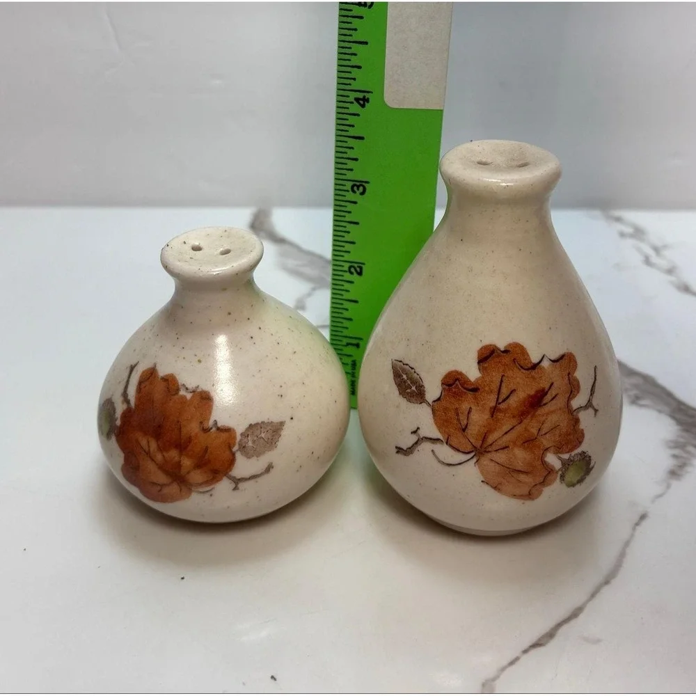 Metlox Poppytrail Sculptured‎ Autumn Salt and Pepper Shakers Vintage Fall Leaf